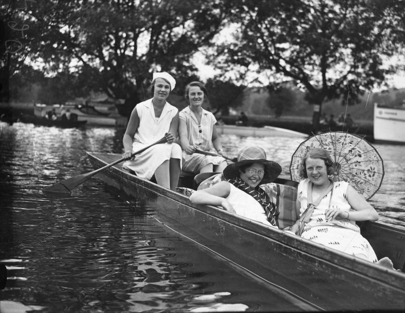 Illustration for article titled Some Classic, Corseted Regatta Fashions from Days Gone By